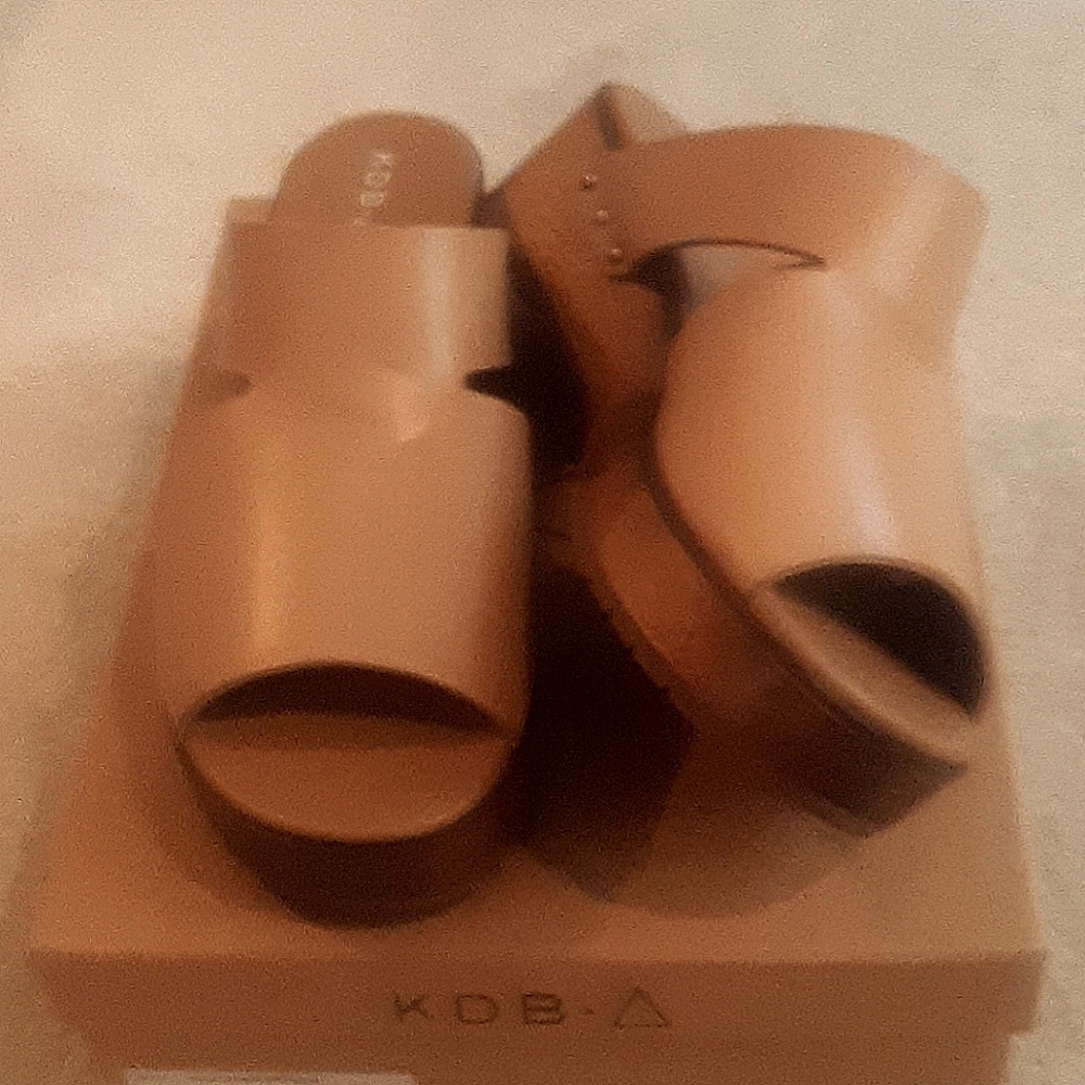 NIB Kelsi Dagger Sandals